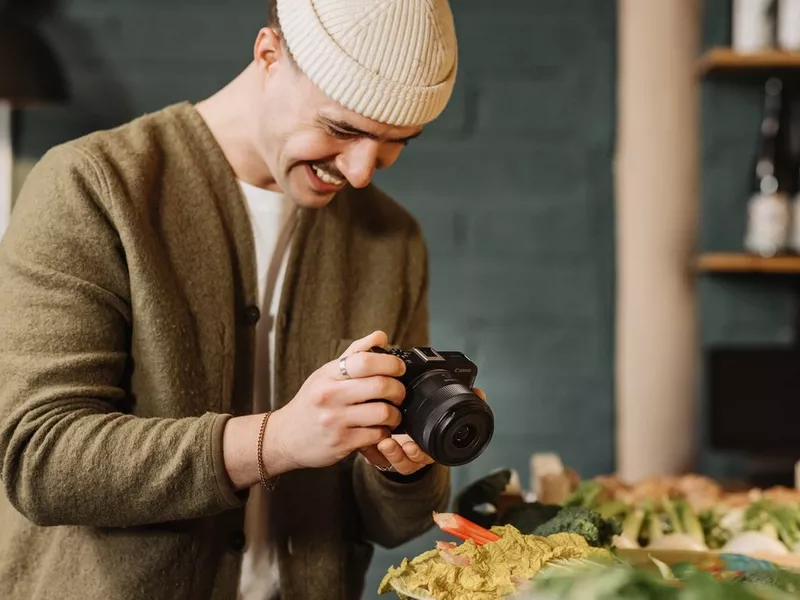 Canon eos r50 v lifestyle image (1)