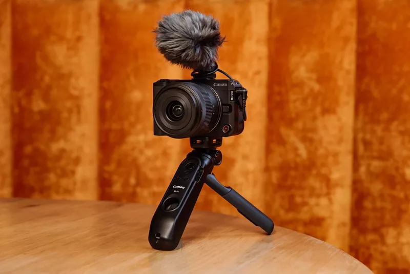 Canon eos r50 v lifestyle image (2)