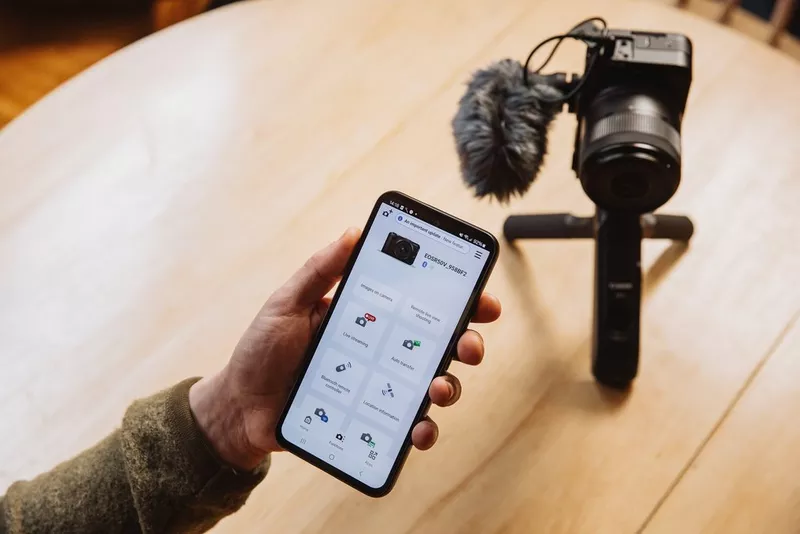 Canon eos r50 v lifestyle image (3)