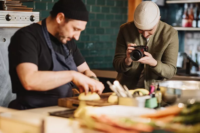 Canon eos r50 v lifestyle image (4)