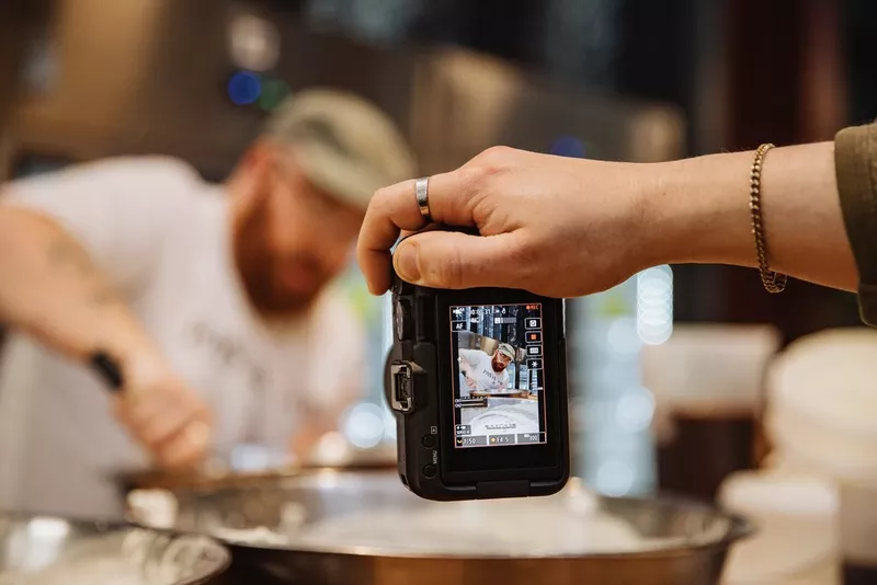 Canon eos r50 v lifestyle image (5)