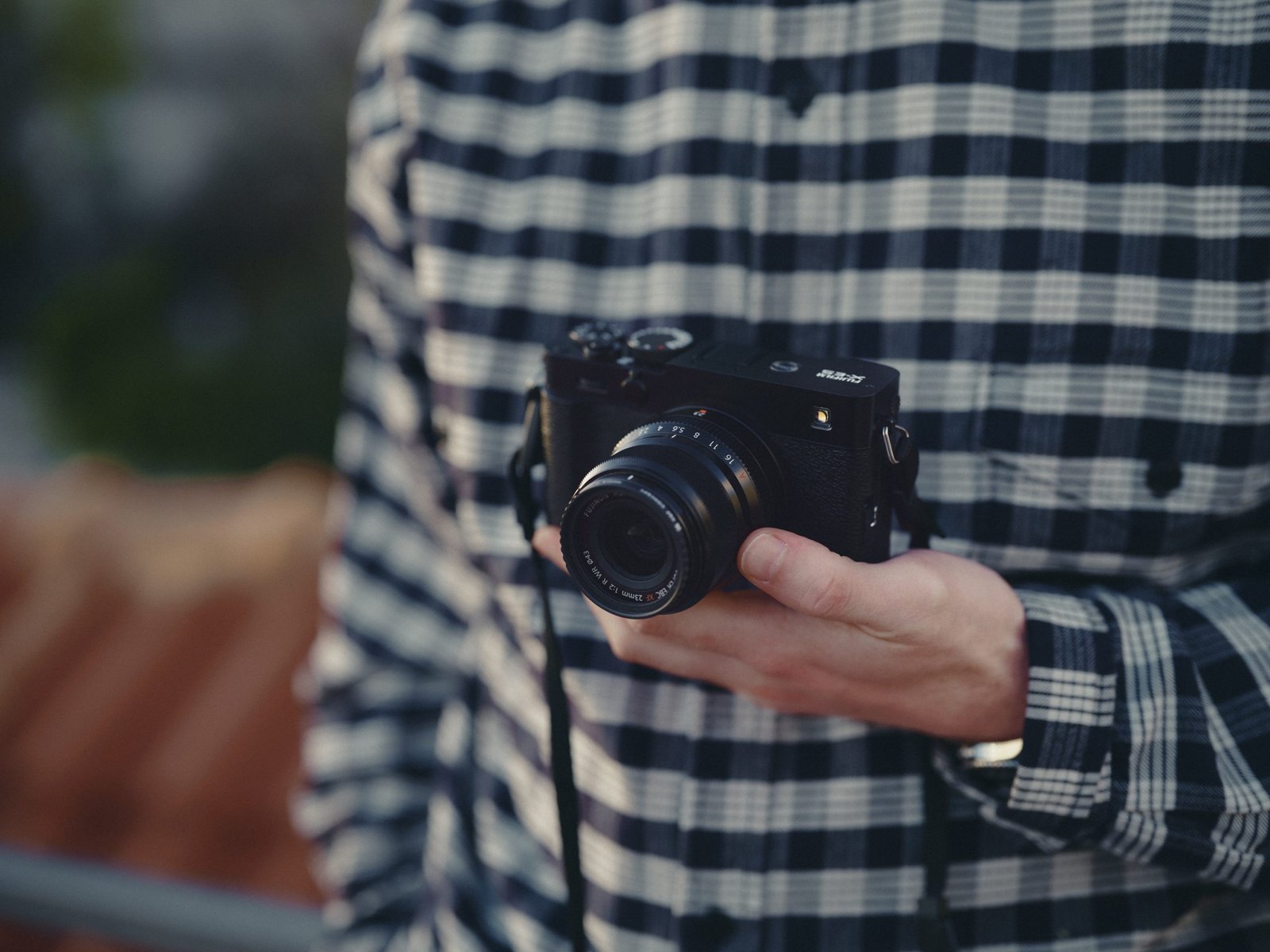 X e5 black lifestyle (3)